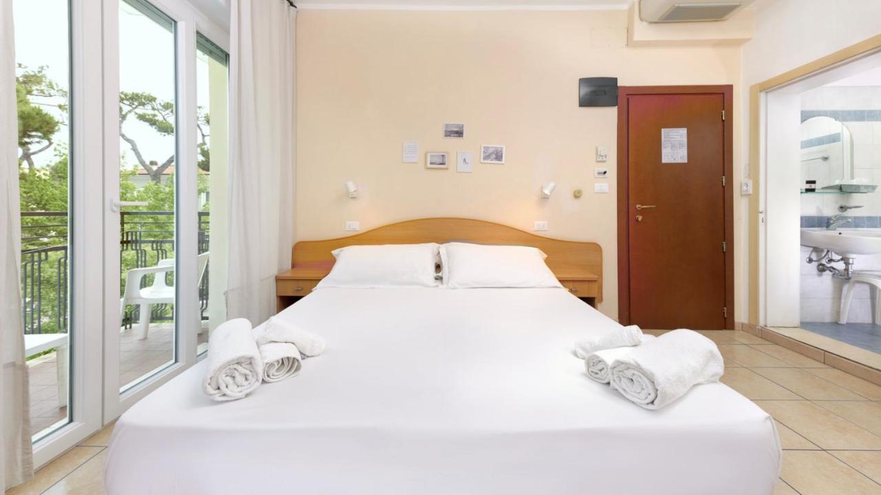 Hotel Arlecchino Риччоне Экстерьер фото