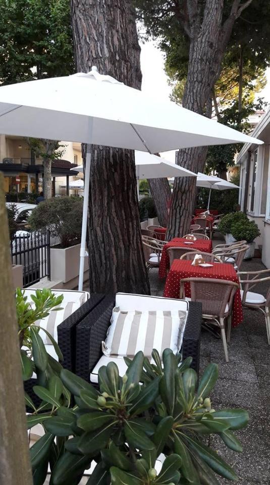 Hotel Arlecchino Риччоне Экстерьер фото